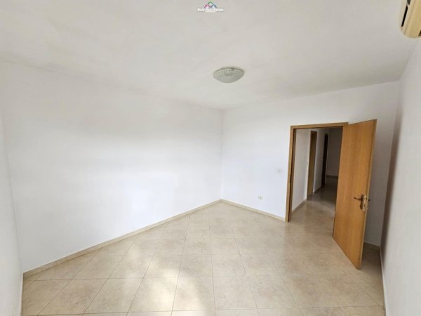 Tirane, jepet me qera zyre Kati 5, 135 m² 900 € (ish ekzpozita)