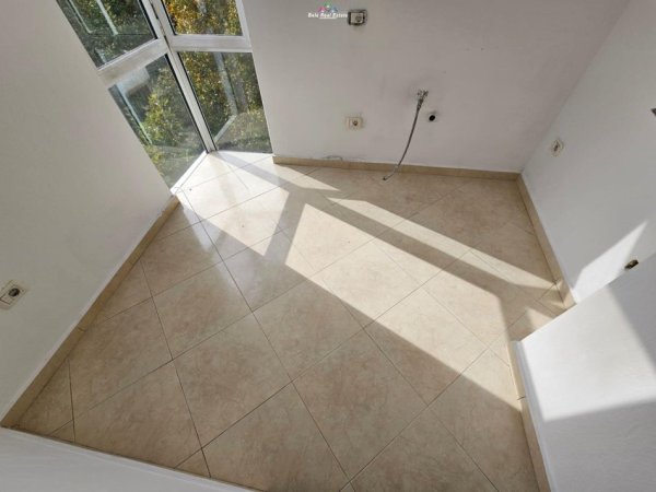 Tirane, jepet me qera zyre Kati 5, 135 m² 900 € (ish ekzpozita)