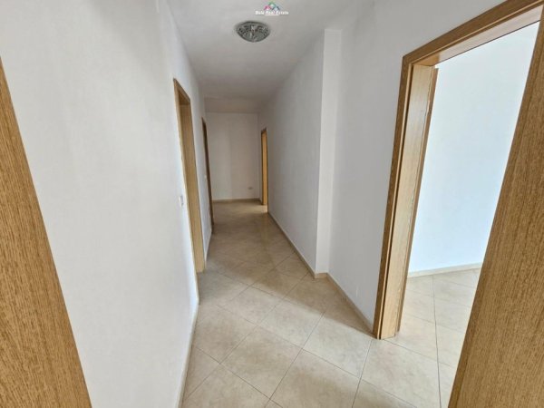 Tirane, jepet me qera zyre Kati 5, 135 m² 900 € (ish ekzpozita)