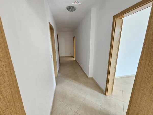 Tirane, jepet me qera zyre Kati 5, 135 m² 900 € (ish ekzpozita)