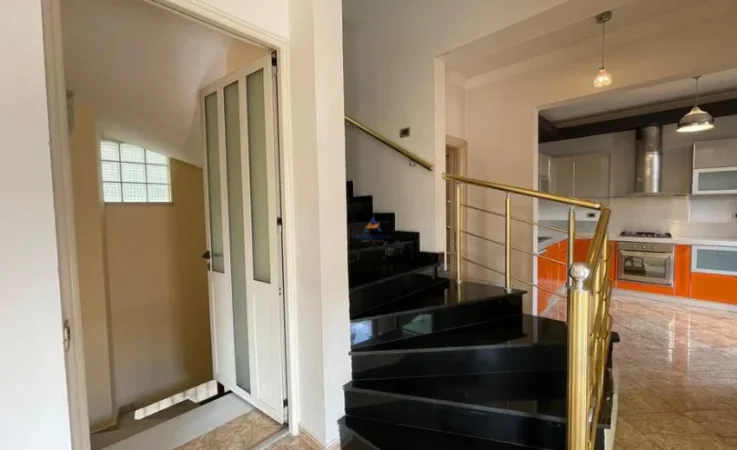 Tirane, jepet me qera Vile 3+1 Kati 3, 254 m² 1.300 € (kodra e priftit)