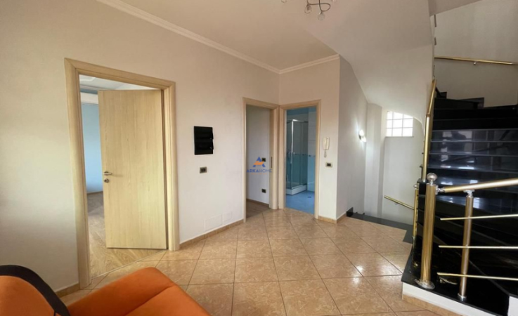 Tirane, jepet me qera Vile 3+1 Kati 3, 254 m² 1.300 € (kodra e priftit)
