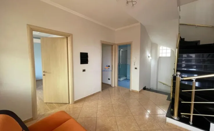 Tirane, jepet me qera Vile 3+1 Kati 3, 254 m² 1.300 € (kodra e priftit)