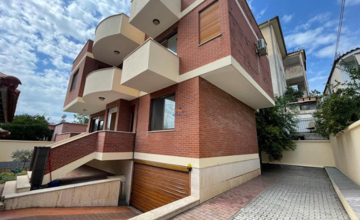 Tirane, jepet me qera Vile 3+1 Kati 3, 254 m² 1.300 € (kodra e priftit)