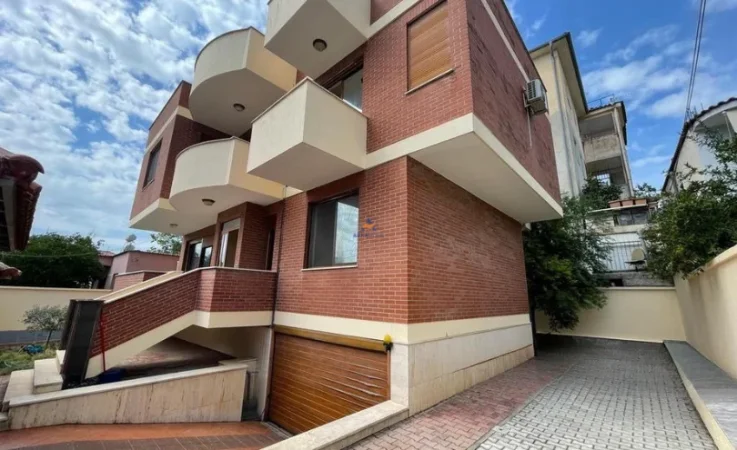 Tirane, jepet me qera Vile 3+1 Kati 3, 254 m² 1.300 € (kodra e priftit)