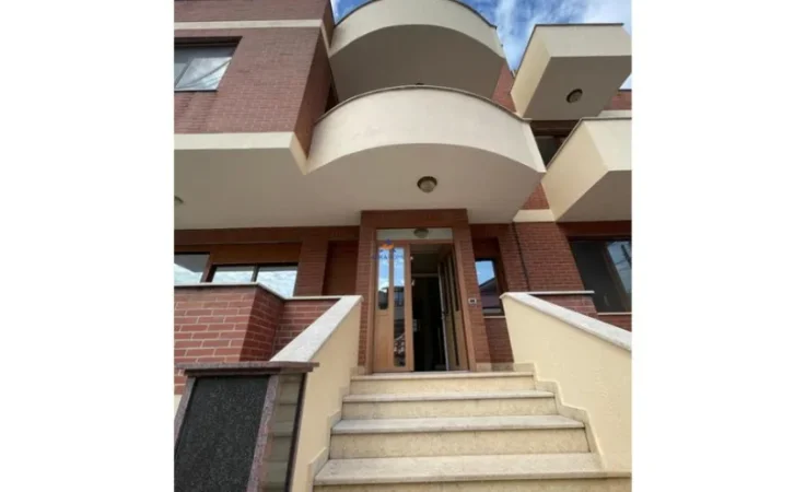 Tirane, jepet me qera Vile 3+1 Kati 3, 254 m² 1.300 € (kodra e priftit)