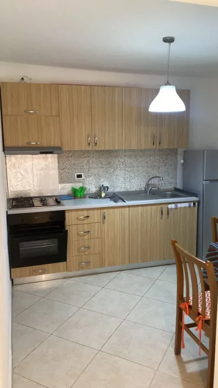 Tirane, jepet me qera apartament 1+1 Kati 0, 80 m² 500 € (fusha aviacionit)