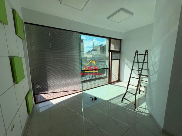 Vlore, jepet me qera ambjent biznesi Kati 2, 50 m² 300 € (Rruga Misto Mele)