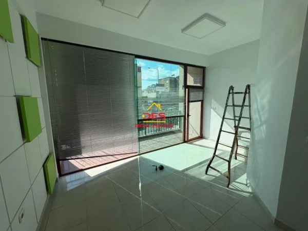 Vlore, jepet me qera ambjent biznesi Kati 2, 50 m² 300 € (Rruga Misto Mele)