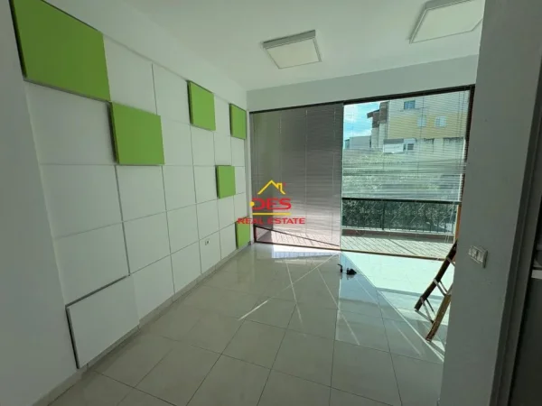 Vlore, jepet me qera ambjent biznesi Kati 2, 50 m² 300 € (Rruga Misto Mele)