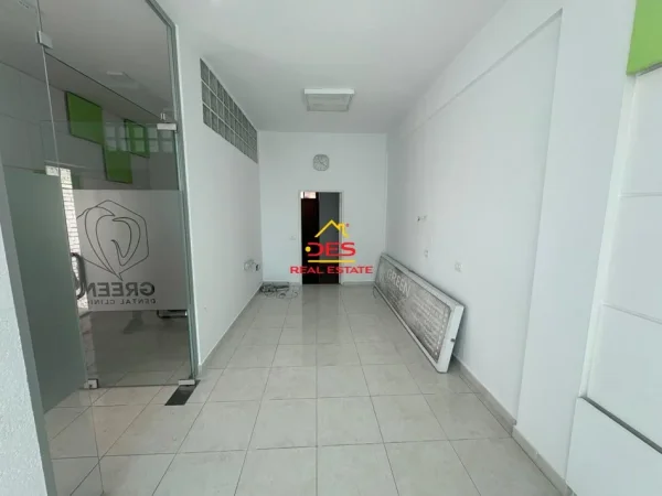 Vlore, jepet me qera ambjent biznesi Kati 2, 50 m² 300 € (Rruga Misto Mele)