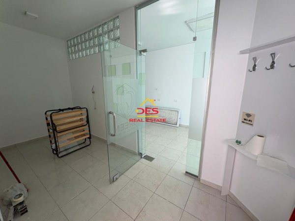 Vlore, jepet me qera ambjent biznesi Kati 2, 50 m² 300 € (Rruga Misto Mele)