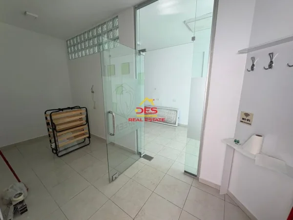 Vlore, jepet me qera ambjent biznesi Kati 2, 50 m² 300 € (Rruga Misto Mele)