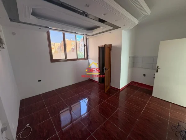 Vlore, jepet me qera ambjent biznesi Kati 2, 50 m² 300 € (Rruga Misto Mele)