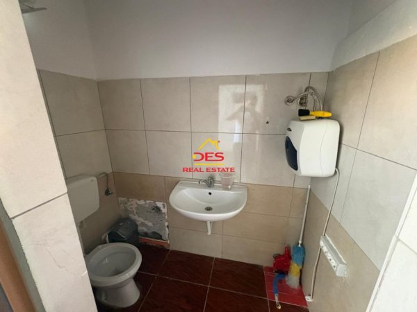 Vlore, jepet me qera ambjent biznesi Kati 2, 50 m² 300 € (Rruga Misto Mele)