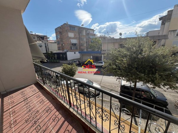 Vlore, jepet me qera ambjent biznesi Kati 2, 50 m² 300 € (Rruga Misto Mele)