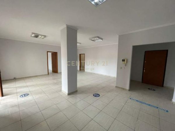 Tirane, jepet me qera zyre Kati 6, 200 m² 1.700 Euro