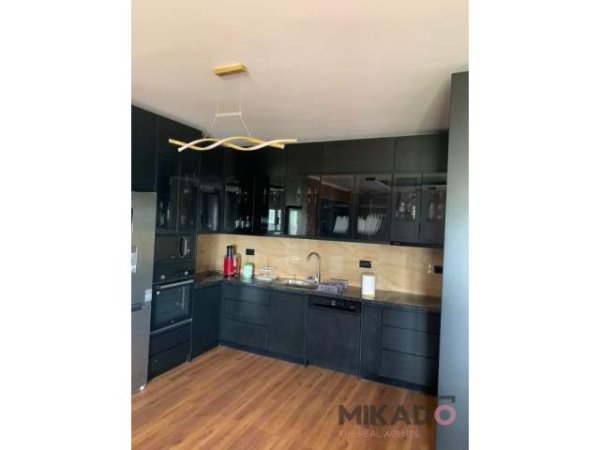 Tirane, jepet me qera apartament 3+1 Kati 4, 170 m² 1.300 Euro (Farke)