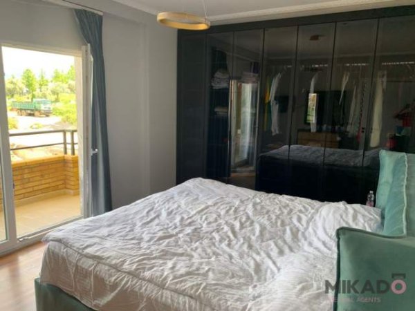 Tirane, jepet me qera apartament 3+1 Kati 4, 170 m² 1.300 Euro (Farke)