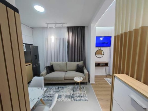 Pogradec, jepet me qera apartament Kati 2,  cmimi 40 Euro (Ne qender perball Hotel Enkelanes ,)