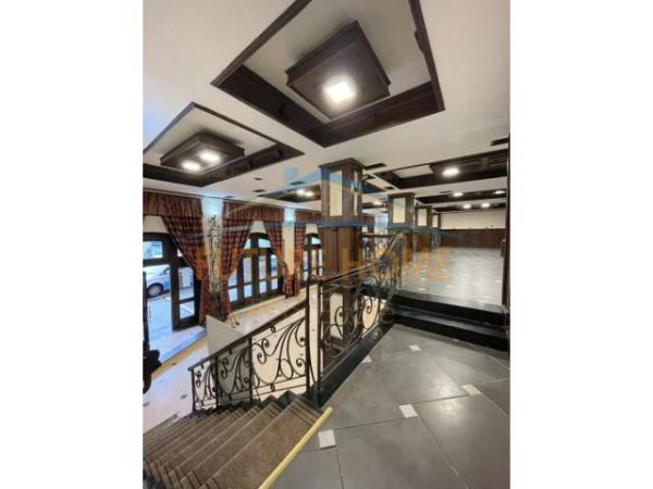 Tirane, jepet me qera apartament duplex 2+1 Kati 0, 260 m² 1.500 Euro (Qender)