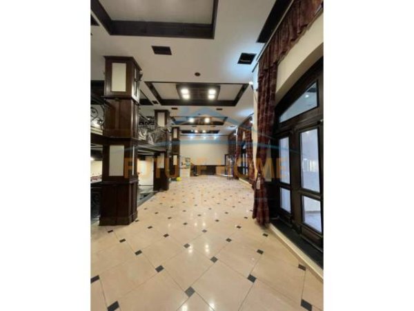 Tirane, jepet me qera apartament duplex 2+1 Kati 0, 260 m² 1.500 Euro (Qender)