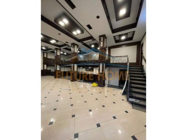 Tirane, jepet me qera apartament duplex 2+1 Kati 0, 260 m² 1.500 Euro (Qender)
