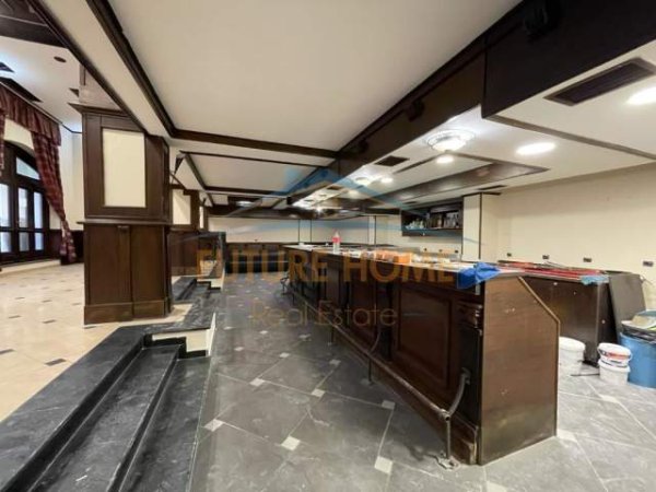 Tirane, jepet me qera apartament duplex 2+1 Kati 0, 260 m² 1.500 Euro (Qender)