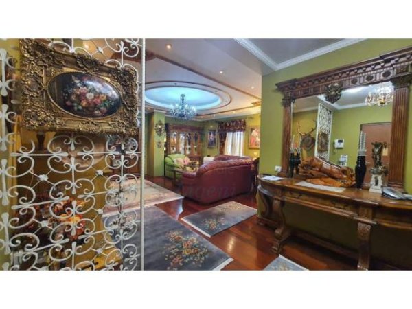 Tirane, jepet me qera apartament 3+1 Kati 7, 200 m² 2.500 Euro (Qender)