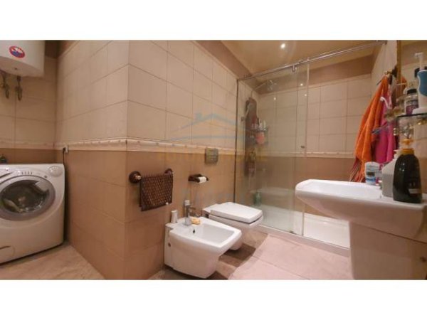 Tirane, jepet me qera apartament 3+1 Kati 7, 200 m² 2.500 Euro (Qender)