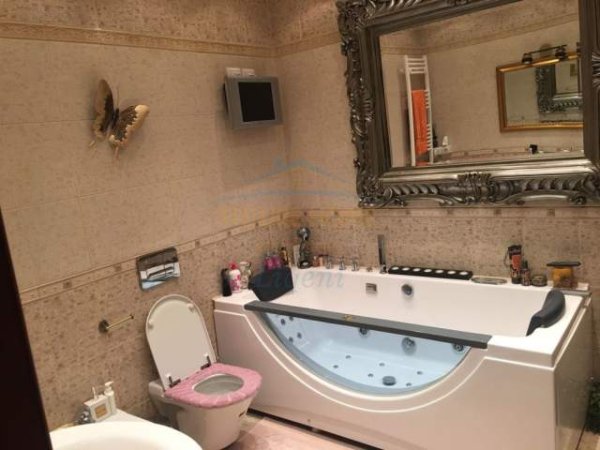 Tirane, jepet me qera apartament 3+1 Kati 7, 200 m² 2.500 Euro (Qender)