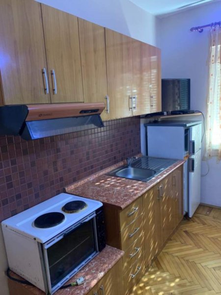 Tirane, jepet me qera apartament 1+1 Kati 4, 50 m² 300 Euro (Myslym Shyri)