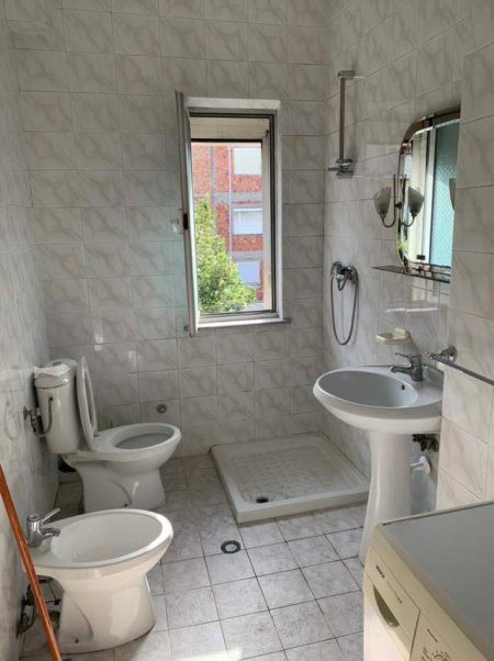 Tirane, jepet me qera apartament 1+1 Kati 4, 50 m² 300 Euro (Myslym Shyri)