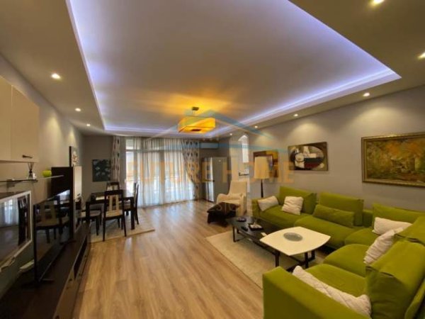 Tirane, jepet me qera apartament 2+1 Kati 13, 122 m² 800 Euro (Ekspozita)