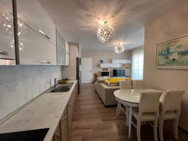 Tirane, jepet me qera apartament 2+1 Kati 10, 110 m² 600 Euro (Te Ish Hipoteka)