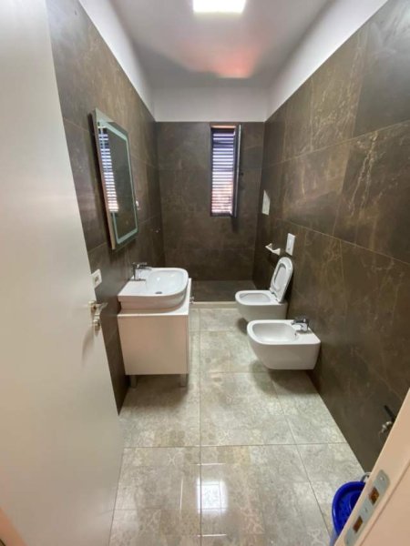 Tirane, jepet me qera apartament 2+1 Kati 7, 105 m² 550 Euro