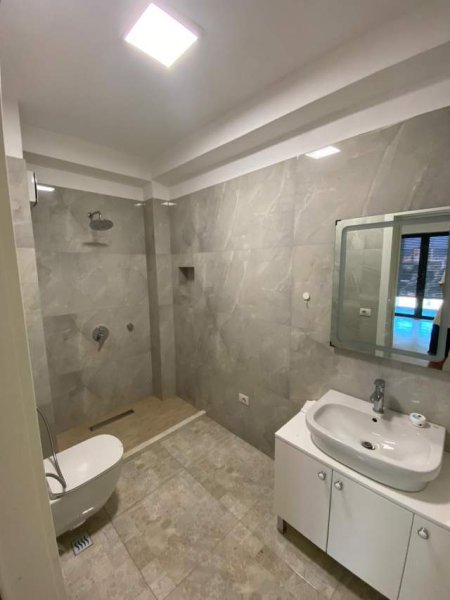 Tirane, jepet me qera apartament 2+1 Kati 7, 105 m² 550 Euro