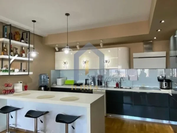 Tirane, shitet apartament 3+1+Ballkon Kati 5, 185 m² 420.000 € (Kopshti Botanik)