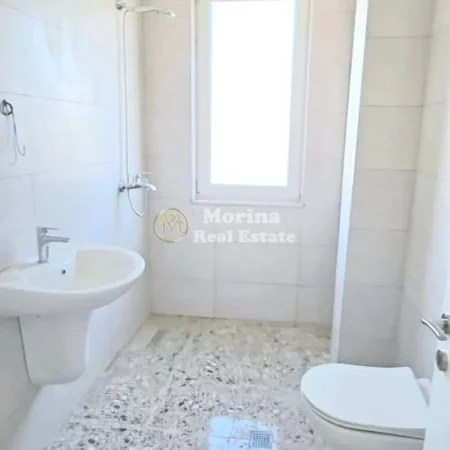 Tirane, jepet me qera apartament 3+1 Kati 7, 110 m² 550 € (Univers City)