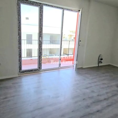 Tirane, jepet me qera apartament 3+1 Kati 7, 110 m² 600 € (Univers City)