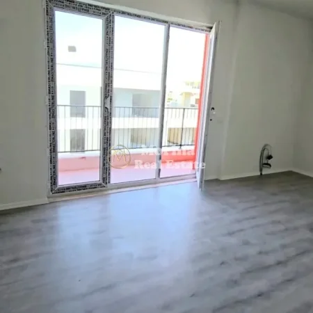 Tirane, jepet me qera apartament 3+1 Kati 7, 110 m² 550 € (Univers City)