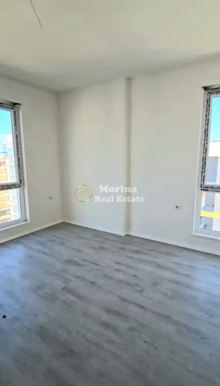 Tirane, jepet me qera apartament 3+1 Kati 7, 110 m² 550 € (Univers City)