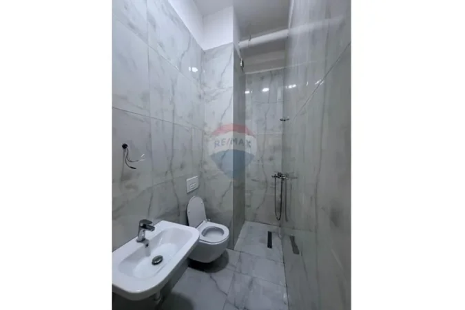 Tirane, jepet me qera apartament 1+1 Kati 1, 48 m² 500 € (Kompleksi Kontakt)