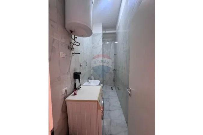 Tirane, jepet me qera apartament 1+1 Kati 1, 48 m² 500 € (Kompleksi Kontakt)