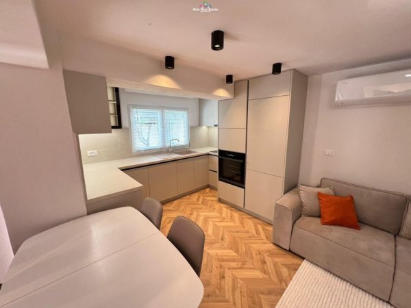 Tirane, jepet me qera Vile 2+1+Ballkon Kati 1, 70 m² 700 € (kompleksi grand)