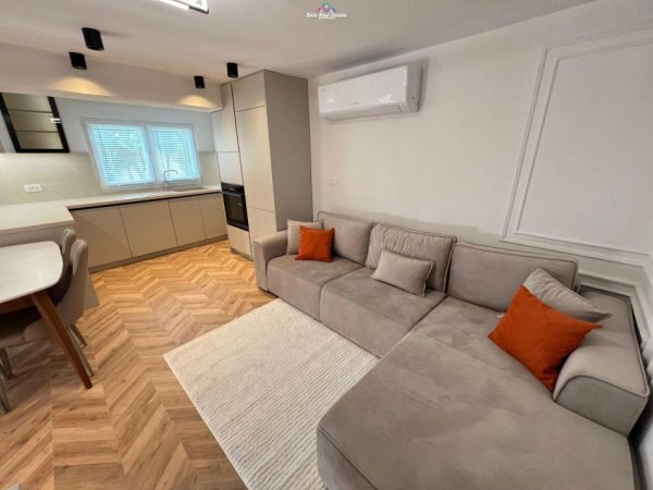 Tirane, jepet me qera Vile 2+1+Ballkon Kati 1, 70 m² 700 € (kompleksi grand)