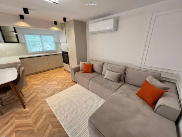 Tirane, jepet me qera Vile 2+1+Ballkon Kati 1, 70 m² 700 € (kompleksi grand)