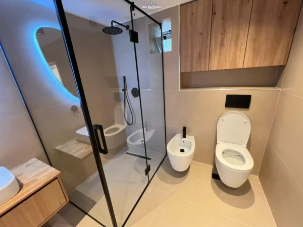 Tirane, jepet me qera Vile 2+1+Ballkon Kati 1, 70 m² 700 € (kompleksi grand)