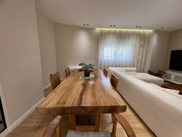 0695136472  Tirane, jepet me qera 2+1 ,