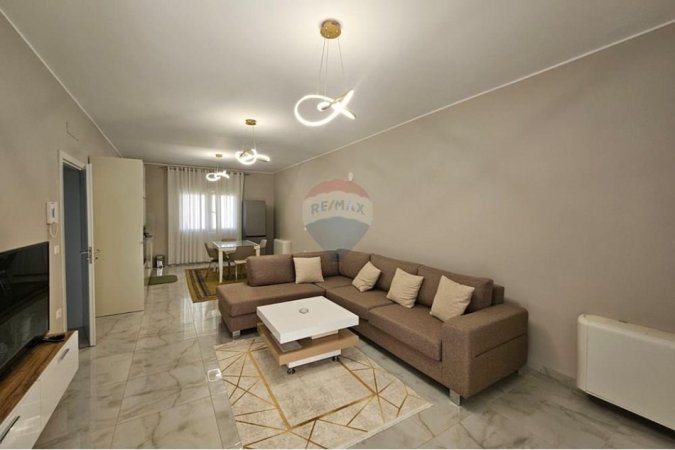 Tirane, jepet me qera apartament 2+1+Ballkon Kati 1, 180 m² 680 € (Rruga e Elbasanit)